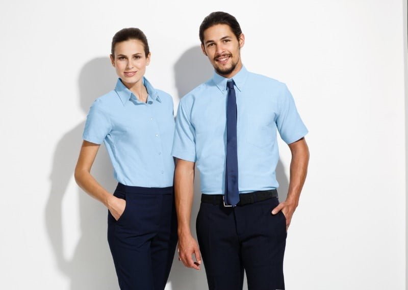 Gli abbigliamento aziendale sono un codice di abbigliamento formale per molti uffici ed eventi aziendali